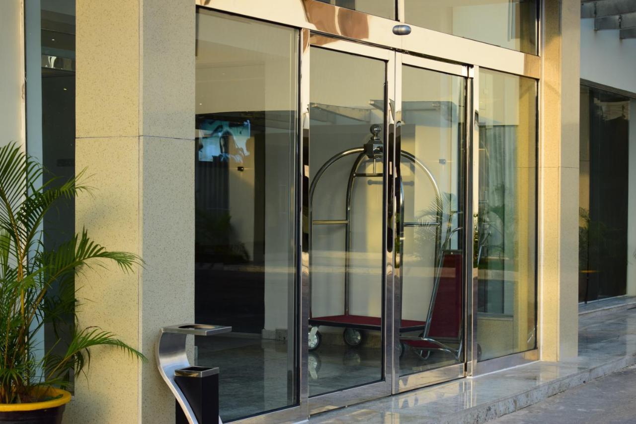 Monty Suites & Golf Uyo Bagian luar foto